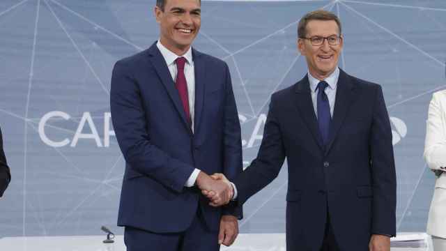 Los candidatos a la presidencia del Gobierno, el socialista Pedro Sánchez (i) y el popular Alberto Núñez Feijoo, antes de iniciar el debate electoral hoy lunes en Madrid