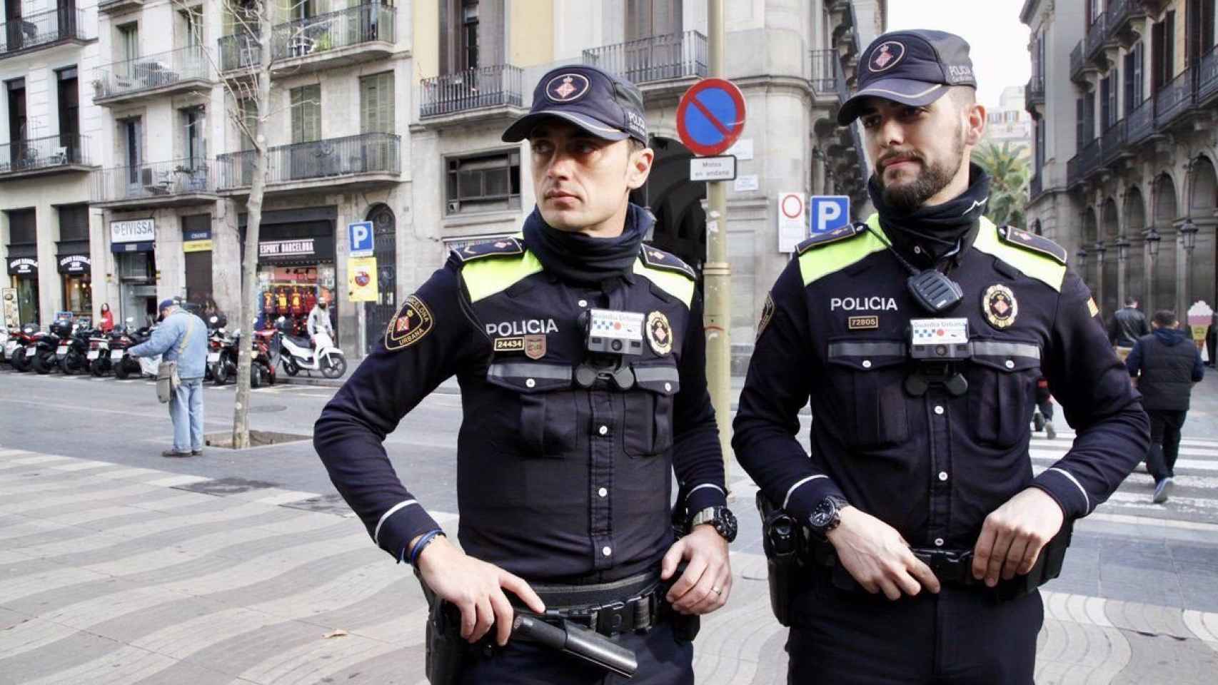 Dos agentes de la Guardia Urbana de Barcelona, en las calles