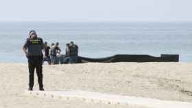 La Guardia Civil  procede al levantamiento del cadáver del bebé la playa Costa Daurada de Roda de Berà (Tarragona)