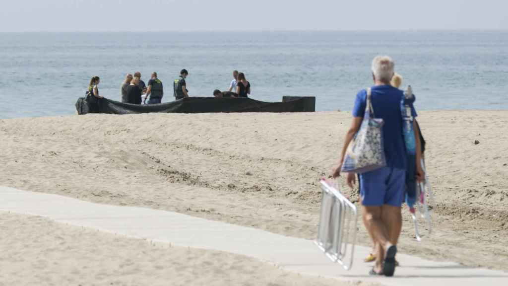 Un bañista en la playa de Roda de Berà en la que este martes ha aparecido el cuerpo de un niño