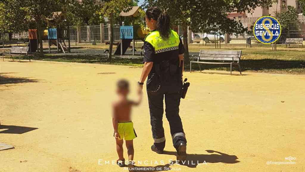 Una policía se hace cargo del menor