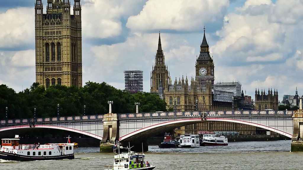 El río Támesis, con el Big  Ben al fondo