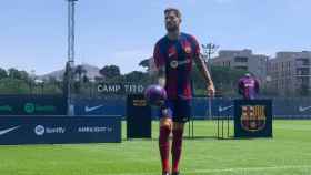 Iñigo Martínez posa con la camiseta del Barça