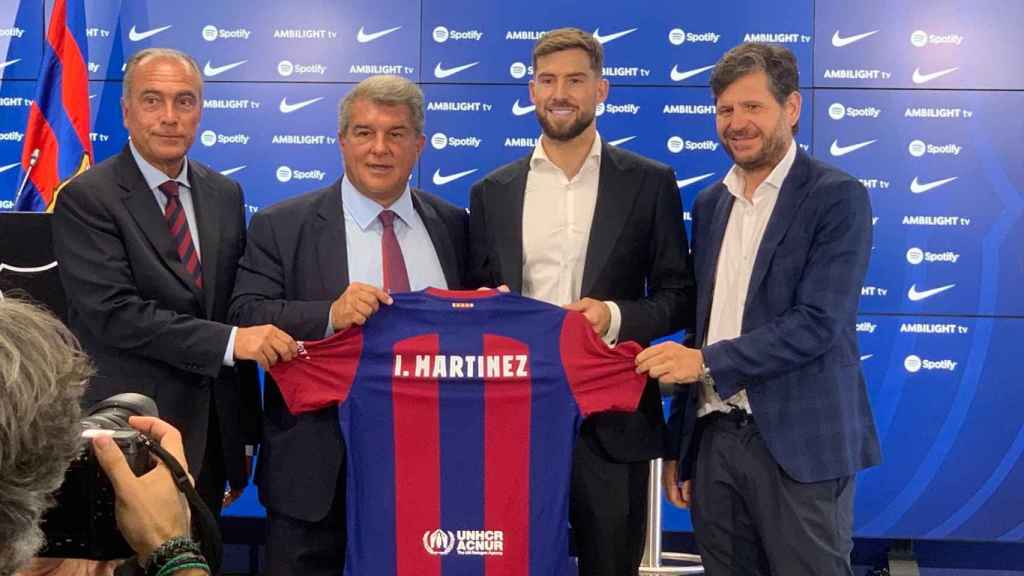 Iñigo Martínez posa como nuevo jugador del Barça junto a Joan Laporta, Mateu Alemany y Rafa Yuste