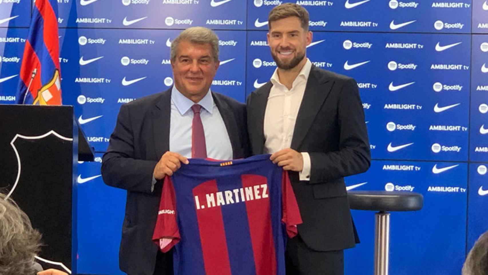 Joan Laporta, junto a Iñigo Martínez, en la presentación del central como nuevo jugador del Barça