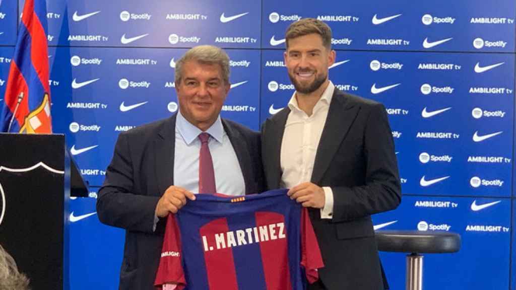 Joan Laporta, junto a Iñigo Martínez, en la presentación del central como nuevo jugador del Barça