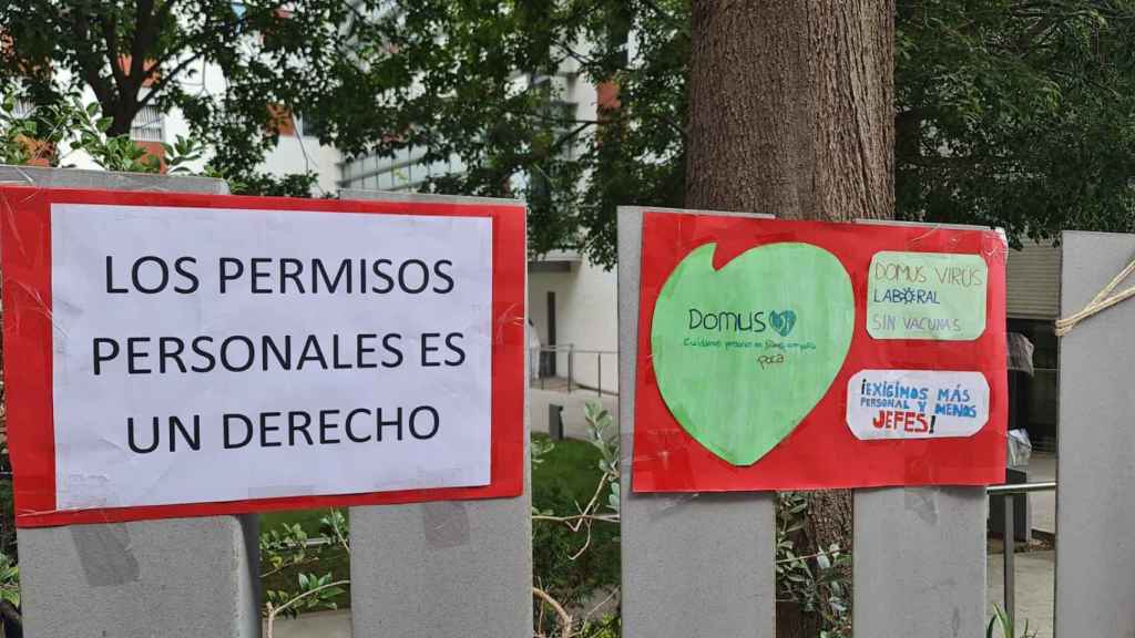 Carteles de la protesta contra DomusVi en L'Hospitalet