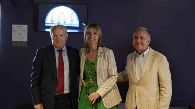 Lluïsa Moret, nueva presidenta de la Diputación de Barcelona (c), junto al expresidente de la Generalitat José Montilla (i)