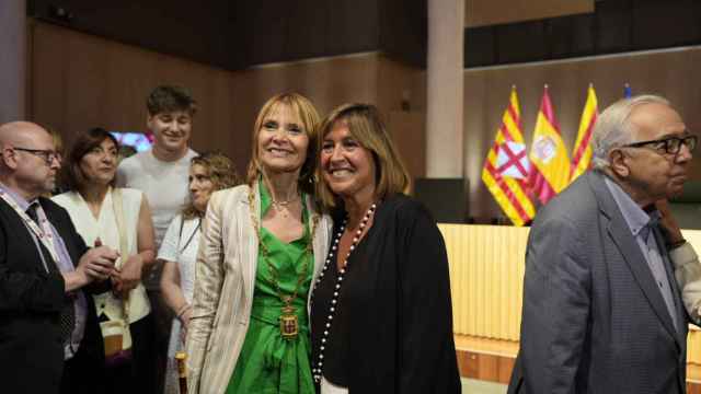 La presidenta de la Diputación de Barcelona, Lluïsa Moret, y su predecesora, Nuria Marín