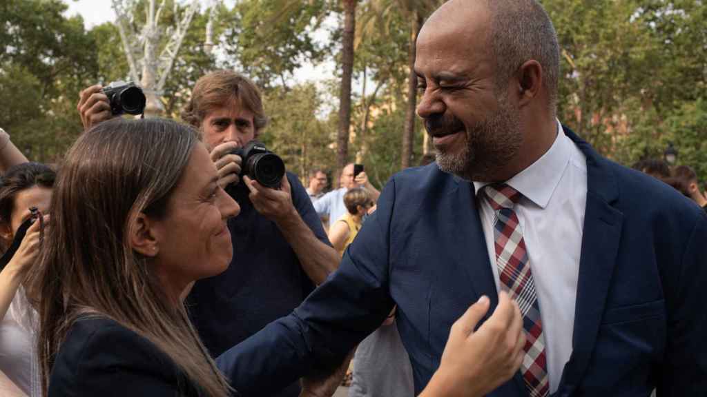 La portavoz de Junts en el Congreso, Miriam Nogueras, saluda al exconseller de Interior de la Generalitat de Catalunya Miquel Buch (d) a su llegada a un juicio en la Audiencia de Barcelona