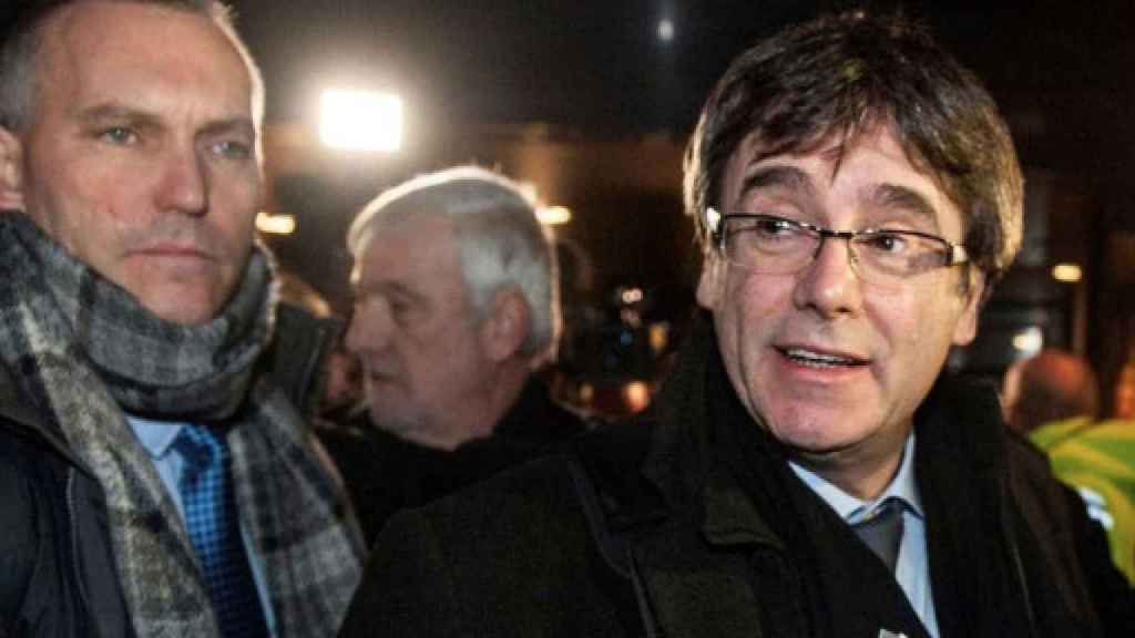 El sargento de los Mossos Lluís Escolà (i) ejerció de escolta de Carles Puigdemont tras su fuga