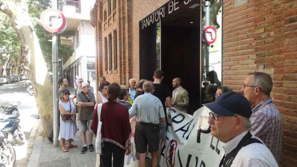 La movilización ante la sala funeraria que se inaugura hoy