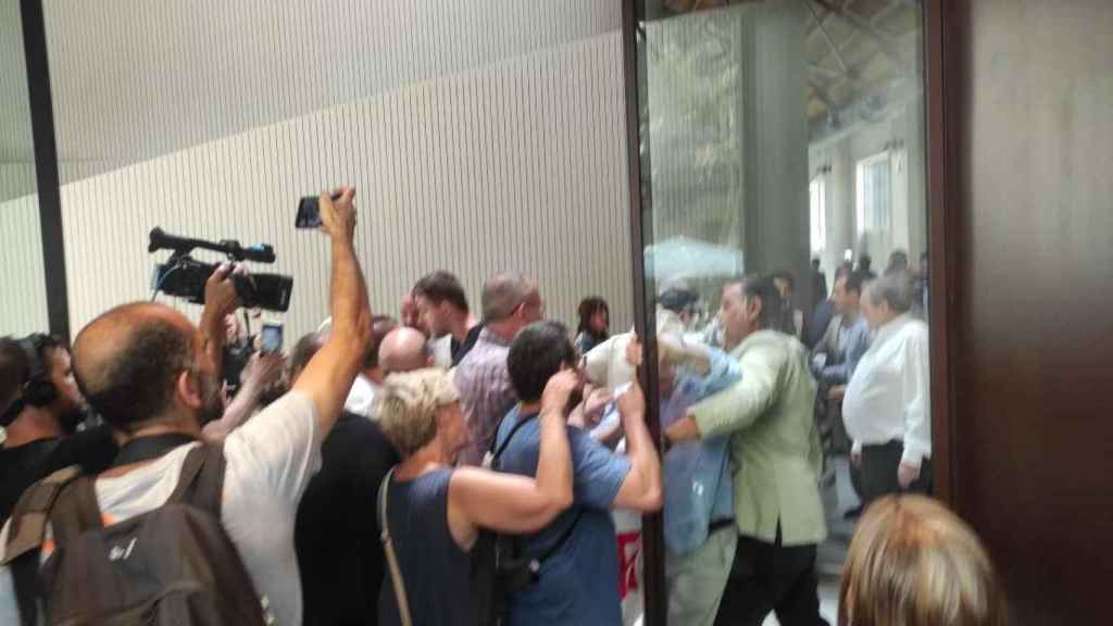 Imagen de la protesta dentro del Tanatorio de Sants