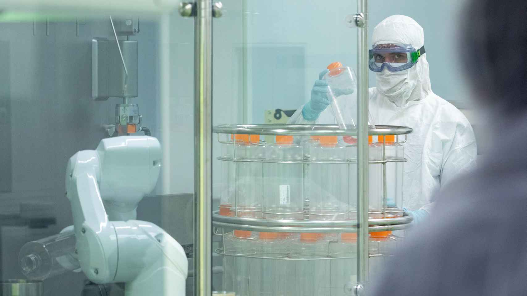 Imagen de un técnico de Hipra en la planta de la 'farma' en Amer