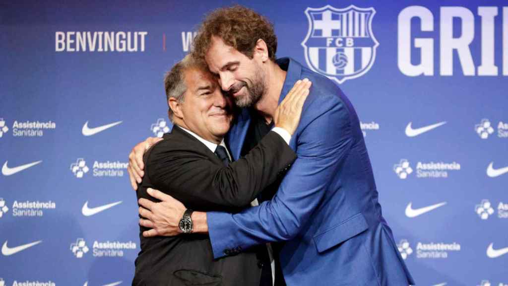 Roger Grimau y Joan Laporta, en la presentación del nuevo técnico del Barça de basket