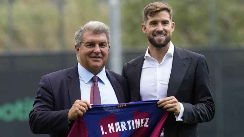 Iñigo Martínez y Joan Laporta, en la presentación del nuevo fichaje del Barça