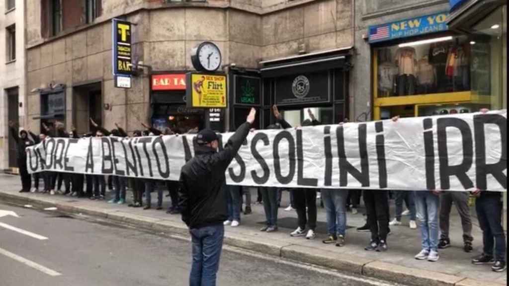 Ultras de la Lazio recordando a Mussolini