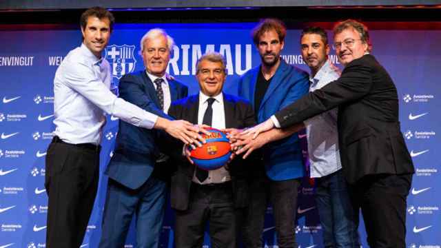 Roger Grimau celebra su nombramiento como entrenador del Barça de basket, junto a la dirigencia del club