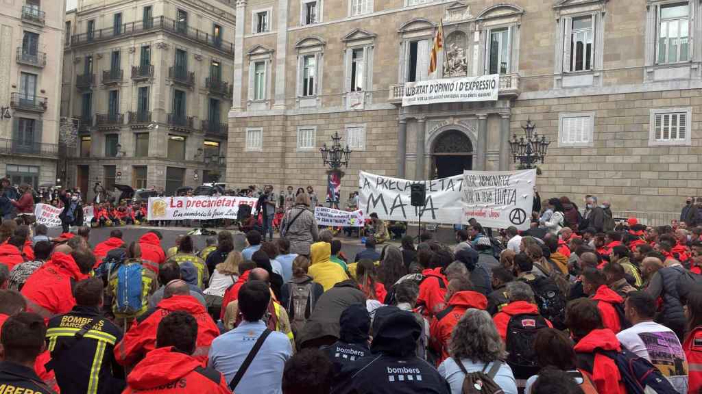 Concentración por el bombero fallecido en el incendio de Vilanova y la Geltrú