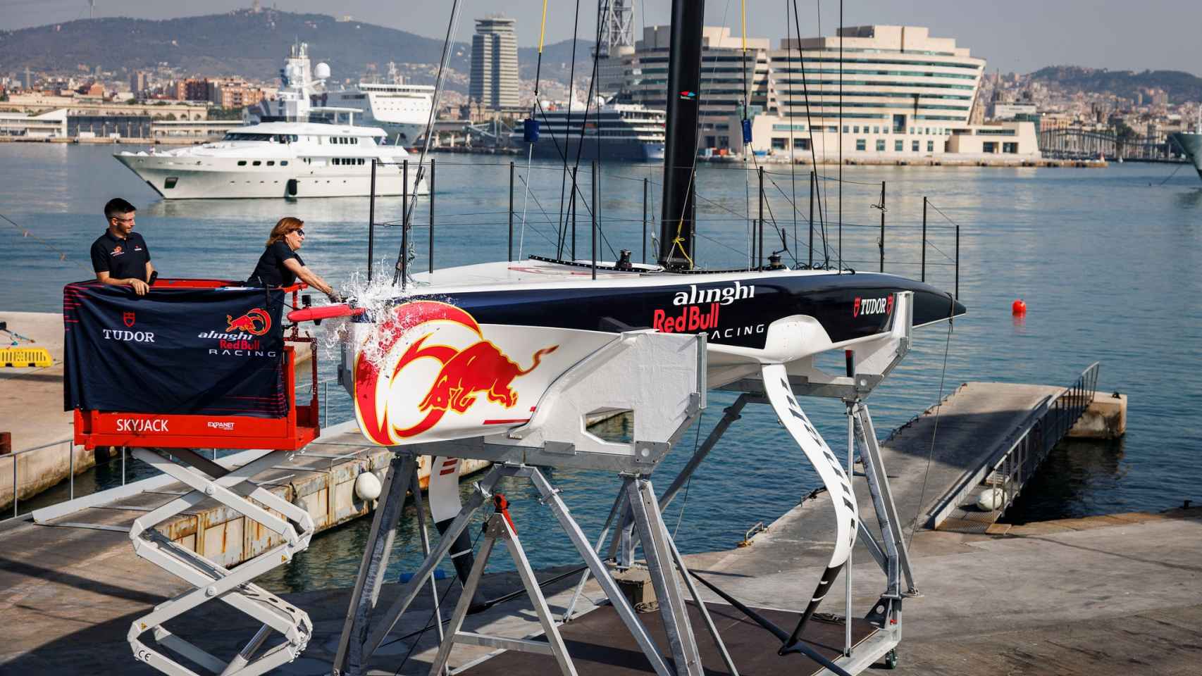 Un barco del Alinghi suizo, el primer buque de la Copa América que llegó a Barcelona