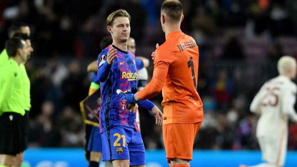 El saludo entre Frenkie de Jong y Ter Stegen, tras conquistar un partido