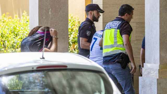La Policía, custodiando a uno de los seis detenidos por la presunta violación grupal en Palma