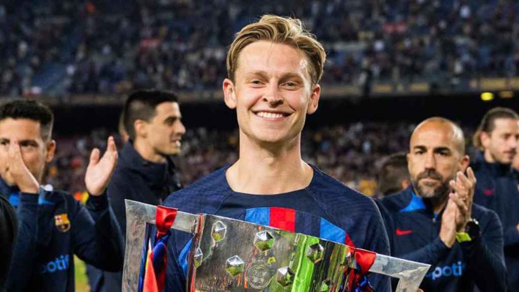 Frenkie de Jong, feliz, tras alzar el título de Liga con el Barça