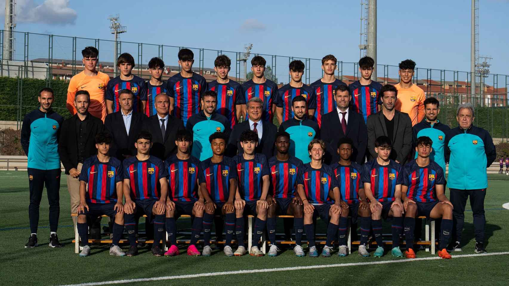 Joan Laporta se toma una fotografía con un equipo de las inferiores del Barça