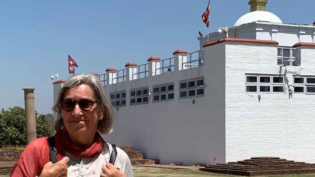 Lolita posa en Lumbini, el lugar donde nació Buda