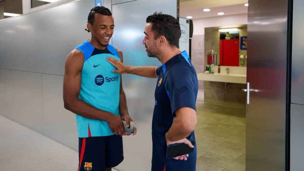 Jules Koundé y Xavi Hernández, antes de un entrenamiento con el Barça / REDES