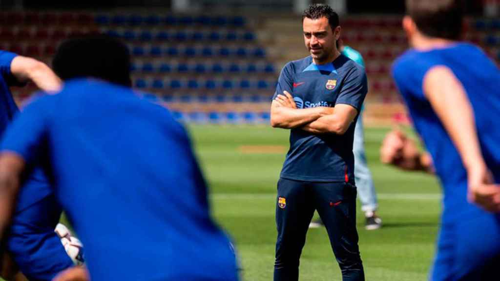 Xavi Hernández, dirigiendo un entrenamiento del FC Barcelona / REDES