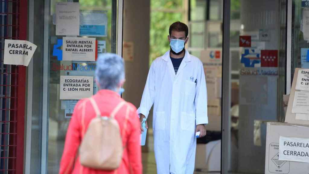 Un sanitario, saliendo de un ambulatorio en Vallecas, en Madrid