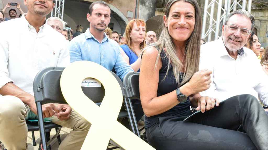 La candidata de Junts a las elecciones generales, Míriam Nogueras, con una silla vacía