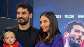 Gundogan y su esposa, Sara Arfaoui, sostienen en brazos a su bebé Ilkay