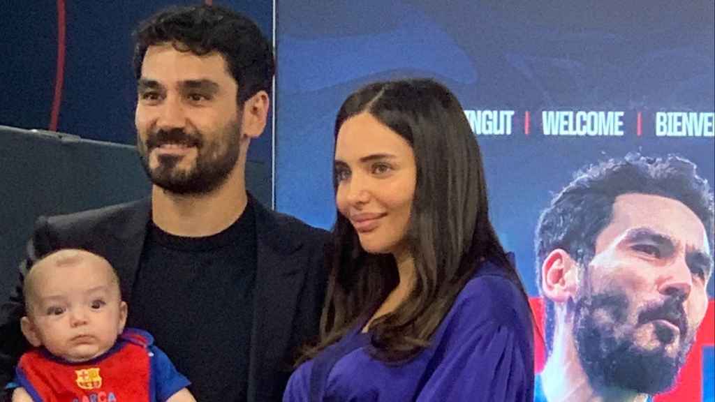 Gundogan y su esposa, Sara Arfaoui, sostienen en brazos a su bebé Ilkay