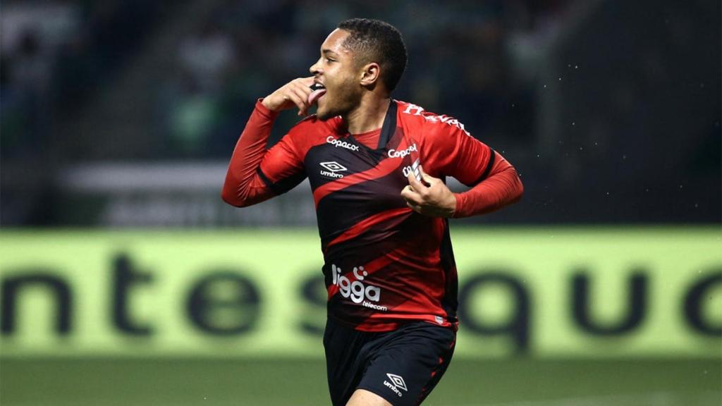 Vitor Roque celebra su primer gol como jugador del Barça / REDES