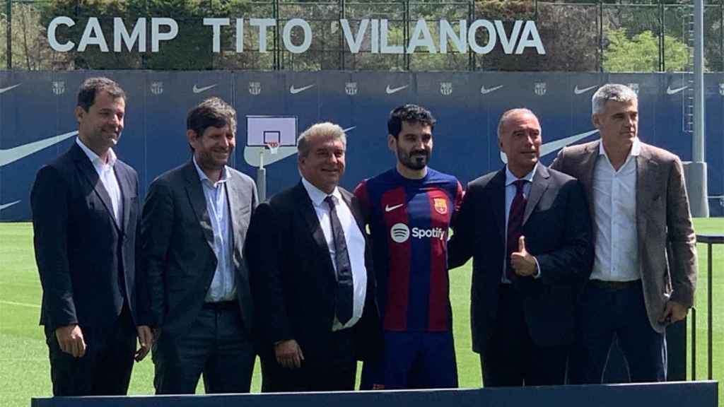 Gundogan posa junto a Laporta, Yuste, Mateu Alemany y Enric Masip