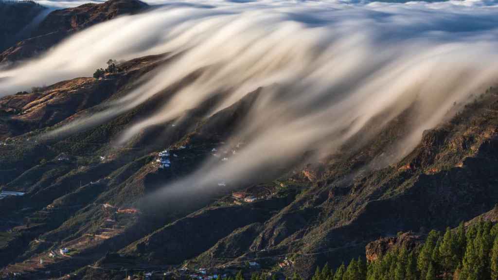 Un mar de nubes sobrevuela la Cruz de Tejeda,  en el centro de la isla