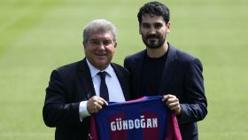 Laporta y Gundogan posan con la camiseta del FC Barcelona / EFE