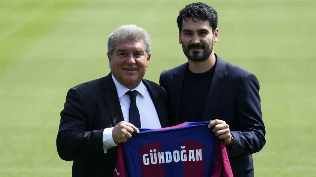 Laporta y Gundogan posan con la camiseta del FC Barcelona / EFE