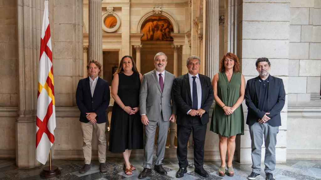 Joan Laporta y Jaume Collboni junto al regidor de deportes David Escudé, la primera teniente de alcaldía Laia Bonet y los directivos del Barça Fort y Juli Guiu