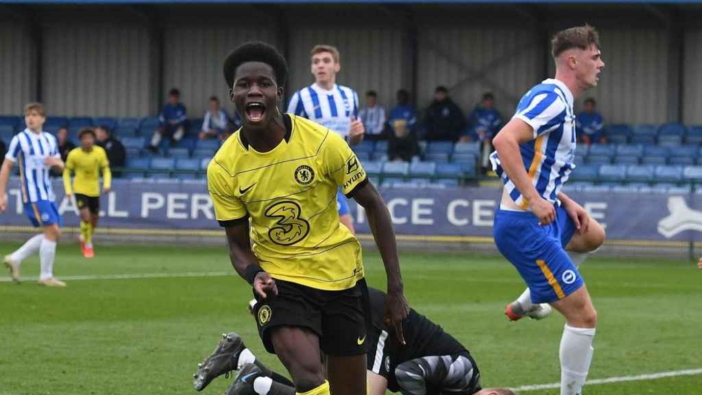 Tudor-Mendel Idowu celebra un gol con el Chelsea