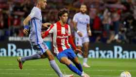 Joao Felix y Busquets batallan por un balón