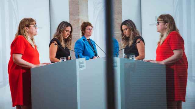 Las consejeras Natàlia Garriga (i) y Anna Simó (d) y la portavoz del Govern, Patricia Plaja (c), en la rueda de prensa tras el Consell Executiu