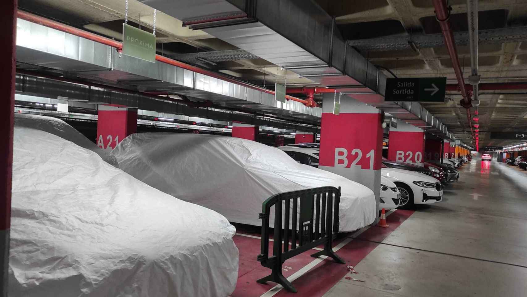 Los coches de Funeraria San Ricardo, en el parking de Sants