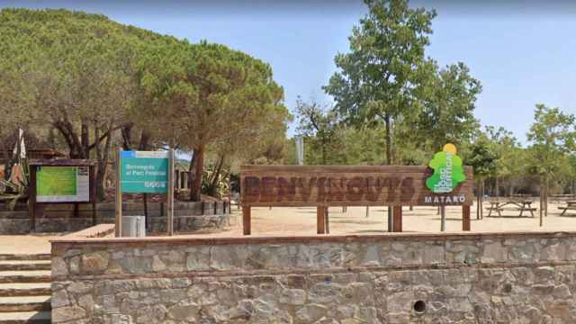 Cartel de bienvenida al parque forestal de Mataró