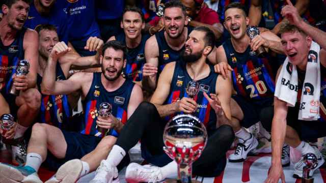 Los jugadores del Barça de Basket celebran el título nacional tras ganar al Real Madrid