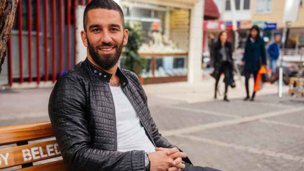 Arda Turan, sentado en un banco que él mismo ha hecho famoso / REDES