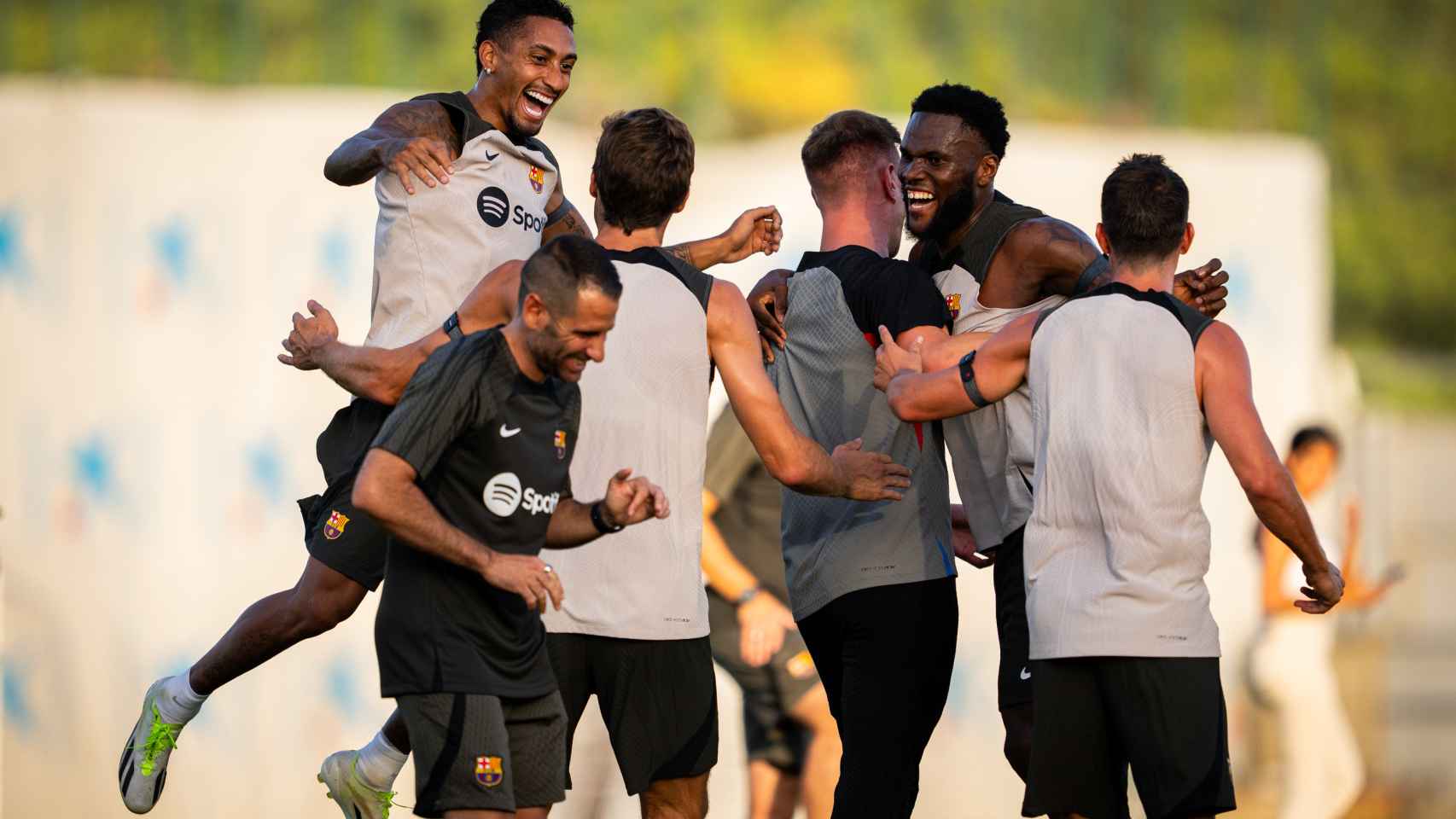 Los jugadores del Barça, en plena pretemporada, se divierten en un entrenamiento