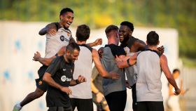 Los jugadores del Barça, en plena pretemporada, se divierten en un entrenamiento